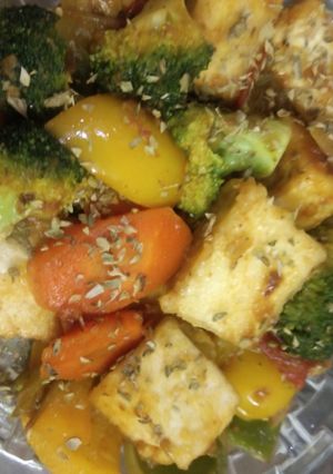 A picture of Stir fry tofu with veggies.
