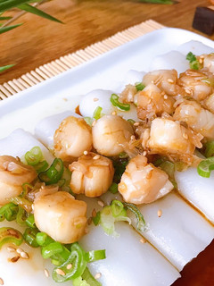 Hình của món Bánh Cuốn Phủ Sò Điệp Sốt Xì Dầu.