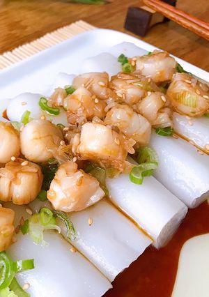 Hình của món Bánh Cuốn Phủ Sò Điệp Sốt Xì Dầu.