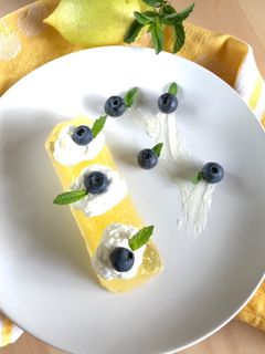 Foto di Gelee’ al limone e menta con panna e mirtilli