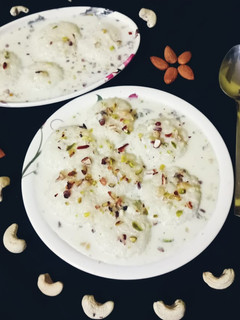 सूजी रसमलाई (Suji rasmalai recipe in Hindi) रेसिपी मुख्य फोटो