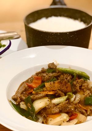 A picture of Beef & Oyster sauce with black pepper.