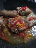 Parti Di Pollo Con Peperoni in Padella