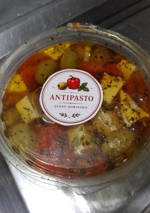 Una foto de Queso Marinado Antipasto