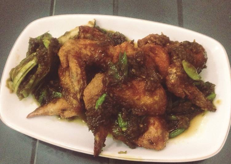  Resep  Ayam  crispy sambal  hijau  gelap oleh Ellen Nerlia 