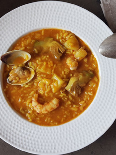 Una foto de Arroz marinero con alcachofas