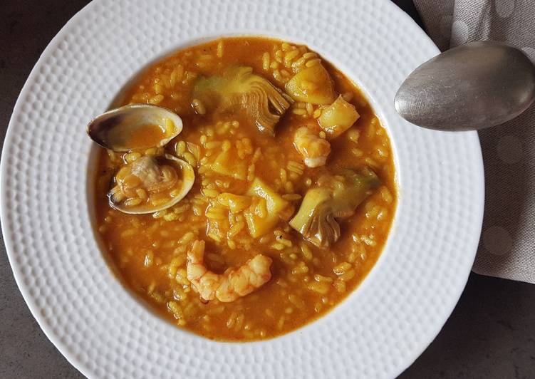 Arroz marinero con alcachofas