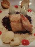Persico al vapore con passata di cavolfiore e carote viola e coulis di frutti di bosco