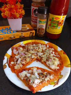 लेफ्टओवर चीला अनियन पिज़्ज़ा(Leftover Chila Onion Pizza recipe in Hindi) रेसिपी मुख्य फोटो