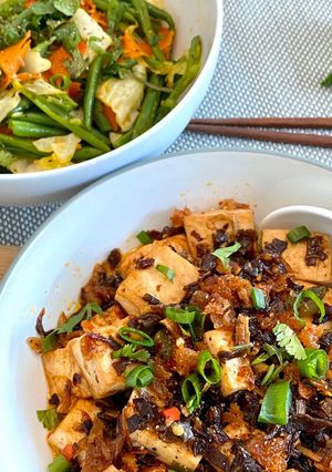 Hình của món Đậu hủ sốt nấm sa tế chay+ rau xào.