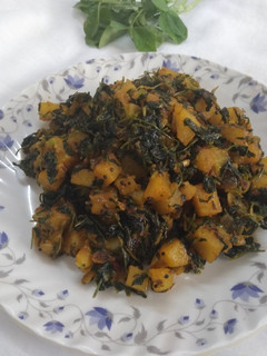 आलू मेथी (Aloo methi recipe in marathi) रेसिपी चे मुख्य फोटो