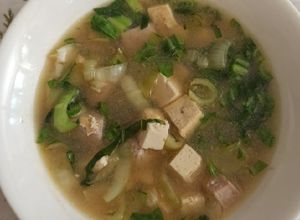 Una foto de Ramen de atún y tofu