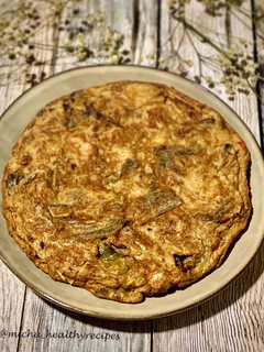 Una foto de Tortilla de alcachofas y gambas