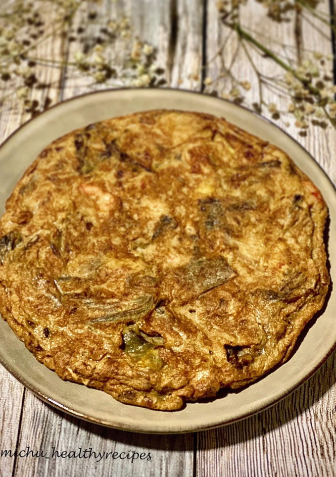 Una foto de Tortilla de alcachofas y gambas
