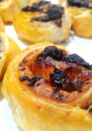 Una foto de Hojaldres de bacalao ahumado, mermelada de tomate y tapenade