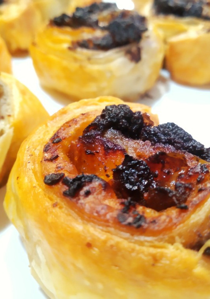 Una foto de Hojaldres de bacalao ahumado, mermelada de tomate y tapenade