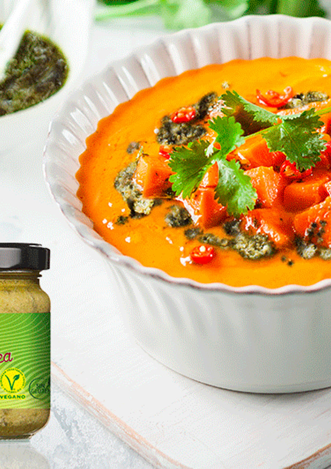 Una foto de Crema de boniato y calabaza con salsa Pesto