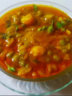 વટાણા બટાકા નું શાક (Vatana Bataka Shak Recipe In Gujarati) રેસીપી મુખ્ય ફોટો