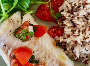 Une photo de Dos de cabillaud sauce vierge avec riz pilaf