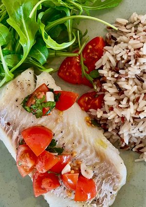 Une photo de Dos de cabillaud sauce vierge avec riz pilaf