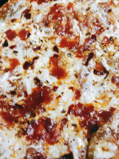 स्पाइसी पराठा पिज़्ज़ा (Spicy Paratha Pizza recipe in hindi) रेसिपी मुख्य फोटो