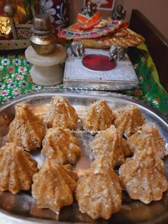 शेंगदाणे चिक्की चे मोदक (shengdane chikki che modak recipe in marathi) रेसिपी चे मुख्य फोटो 