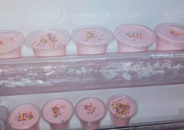 Langkah Mudah untuk Menyiapkan Es krim strawberry, Enak