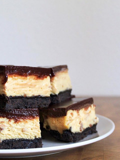 A picture of Oreo, chocolate and peanut butter cheesecake bars.
