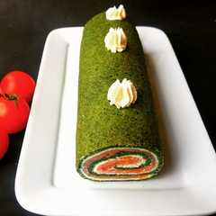Una foto de Rollo de espinacas con queso y salmón