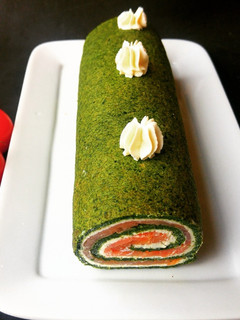 Una foto de Rollo de espinacas con queso y salmón