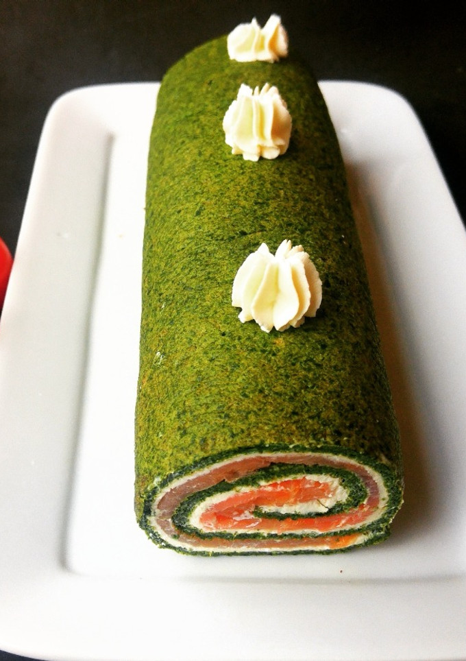 Una foto de Rollo de espinacas con queso y salmón