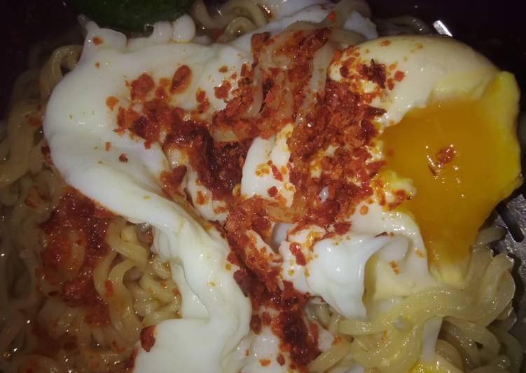 Resep Mie rebus telur setengah matang oleh djuniarpra - Cookpad