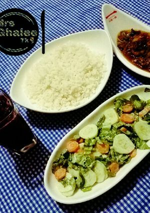 A picture of White rice with Mongolian chicken stew,Green salad and champman.