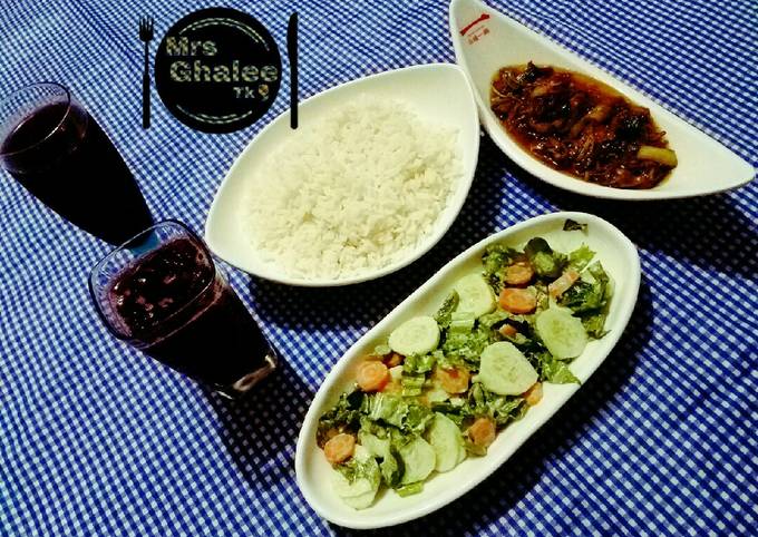 White rice with Mongolian chicken stew,Green salad and champman