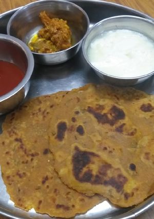 बची हुई दाल और आलू की सब्जी का पराठा (dal aloo sabji paratha recipe in hindi) रेसिपी मुख्य फोटो