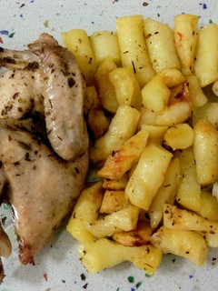 Una foto de Picantón al vapor con tubos de patatas, pimientos y chalotas