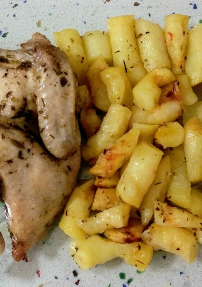Una foto de Picantón al vapor con tubos de patatas, pimientos y chalotas