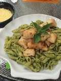 Pasta en salsa pesto y pollo