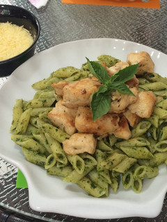 Una foto de Pasta en salsa pesto y pollo