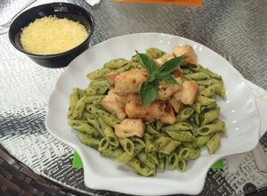 Una foto de Pasta en salsa pesto y pollo