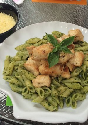 Una foto de Pasta en salsa pesto y pollo