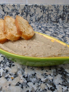 Una foto de Paté vegano de alcachofas y dátiles
