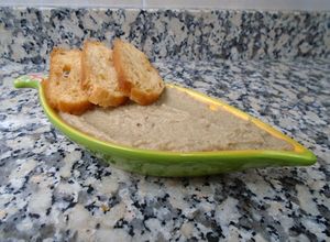 Una foto de Paté vegano de alcachofas y dátiles
