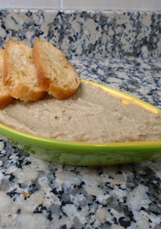 Una foto de Paté vegano de alcachofas y dátiles