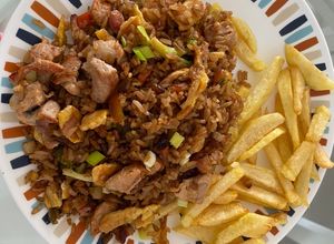 Una foto de Arroz japonés con cerdo dorado y verduras 🌶