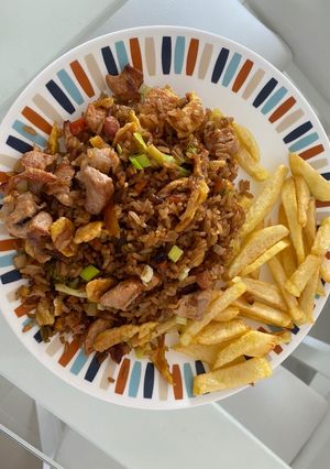 Una foto de Arroz japonés con cerdo dorado y verduras 🌶