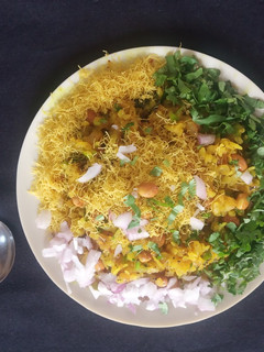 કાંદા પૌવા (Kanda Pauva Recipe In Gujarati) રેસીપી મુખ્ય ફોટો