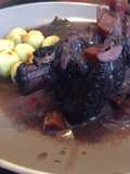Asado de tira braseado al vino tinto