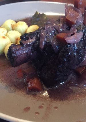 Una foto de Asado de tira braseado al vino tinto