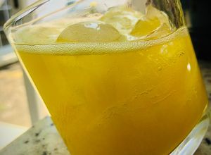 Una foto de Agua de mango y naranja